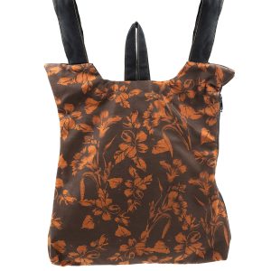 Rucsacul burgundy mic al Mariei Flori mari din grădină